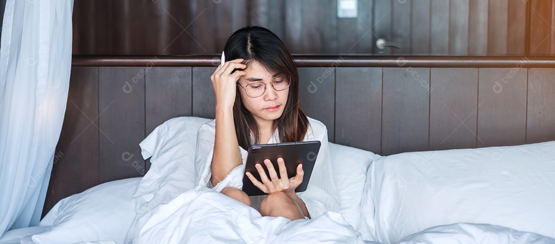 Mulher feliz usando tablet para mídia social, jovem mulher assistindo.