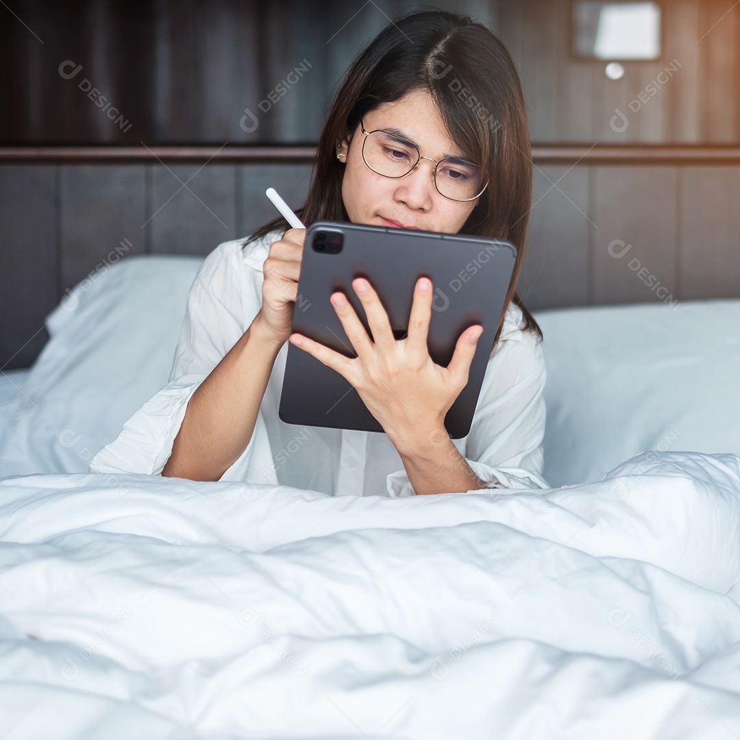 Mulher feliz usando tablet para videochamada, reunião feminina online