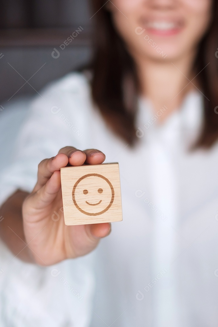 Mulher feliz segurando o bloco de rosto de emoção de sorriso. O cliente escolhe.