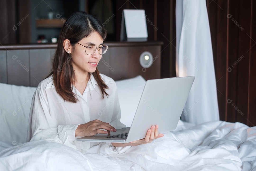 Mulher feliz usando laptop para trabalho, reunião feminina online.