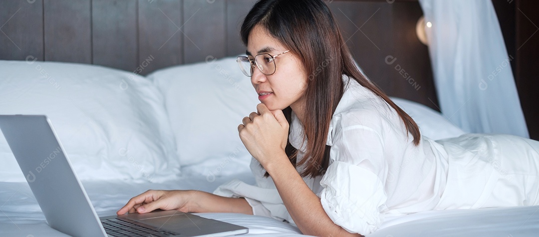 Mulher feliz usando laptop para trabalho, reunião feminina online.