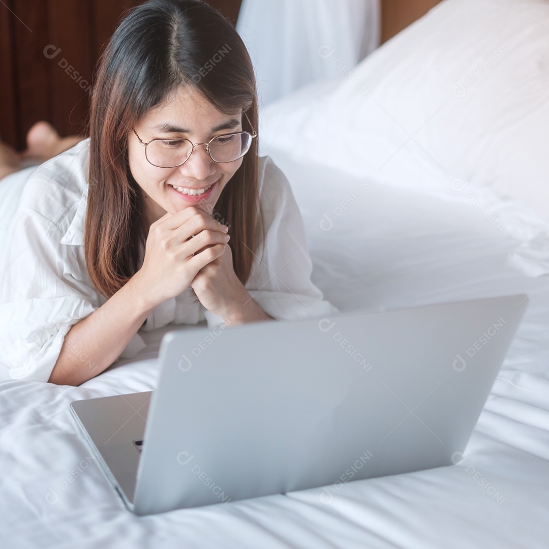 Mulher feliz usando laptop para trabalho, reunião feminina online.