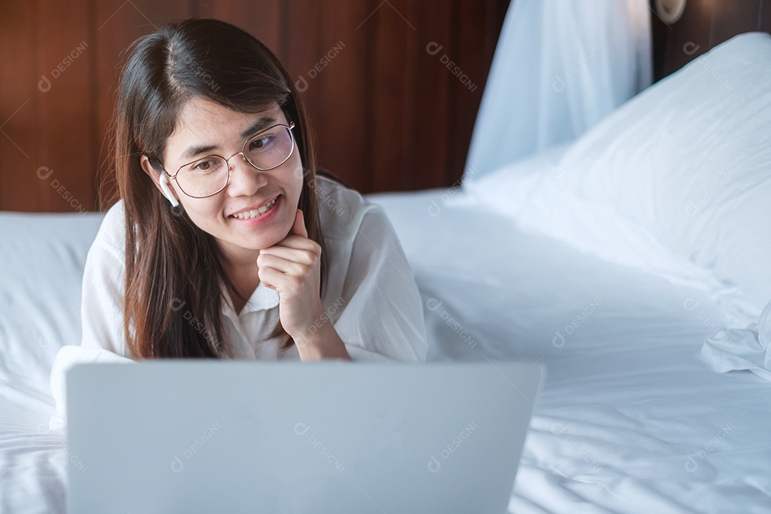 Mulher feliz usando laptop para trabalho, reunião feminina online.