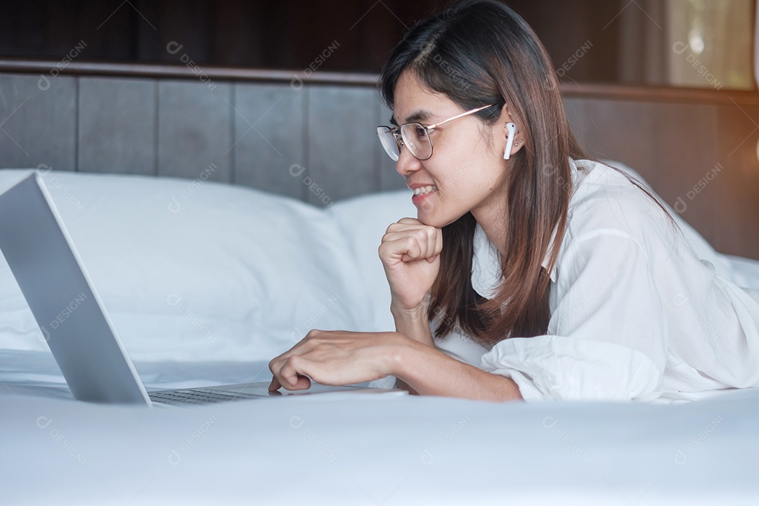 Mulher feliz usando laptop para trabalho, reunião feminina online.