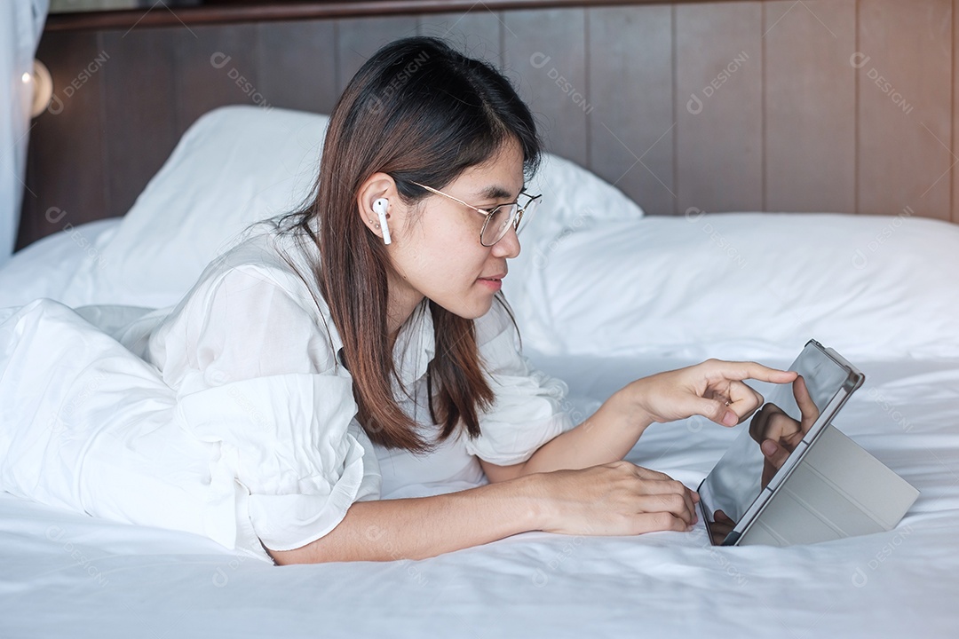 Mulher feliz usando tablet para mídia social, jovem mulher assistindo.