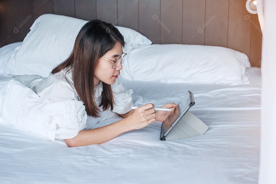 Mulher feliz usando tablet para mídia social, jovem mulher assistindo.