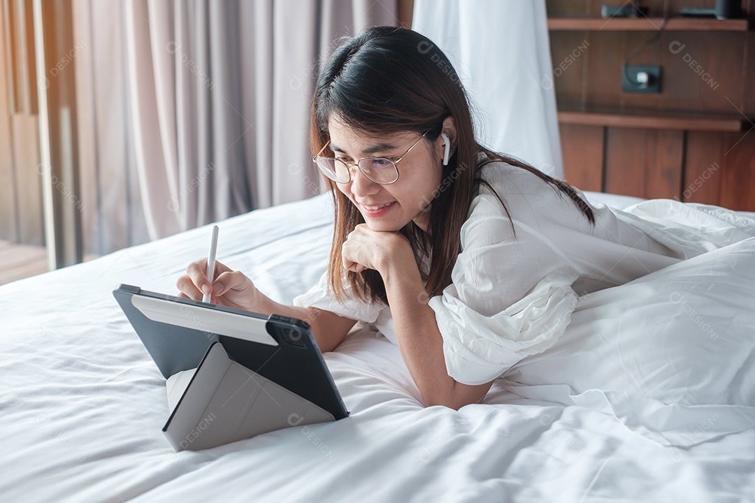 Mulher feliz usando tablet para mídia social, jovem mulher assistindo.