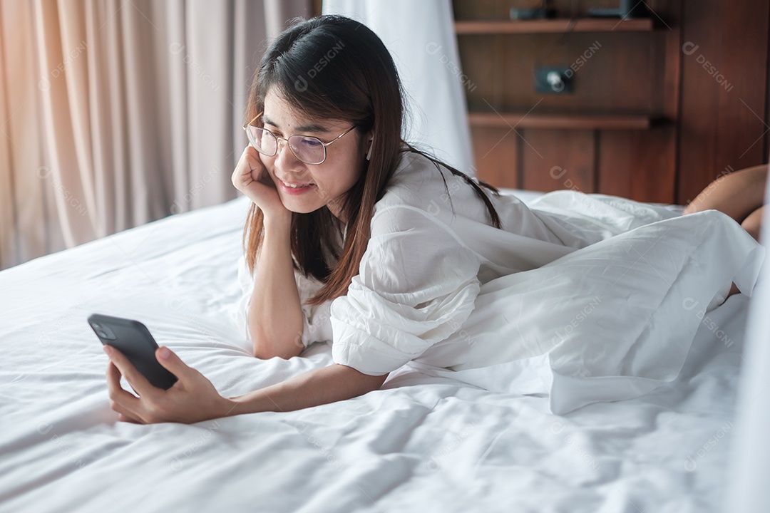 Mulher usando smartphone para mídia social, jovem mulher assistindo.