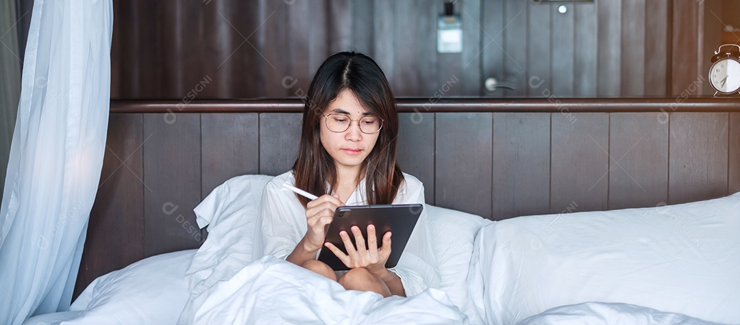 Mulher feliz usando tablet para mídia social, jovem mulher assistindo.