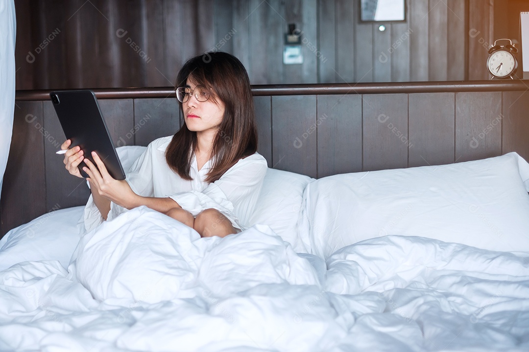 Mulher feliz usando tablet para videochamada, reunião feminina online