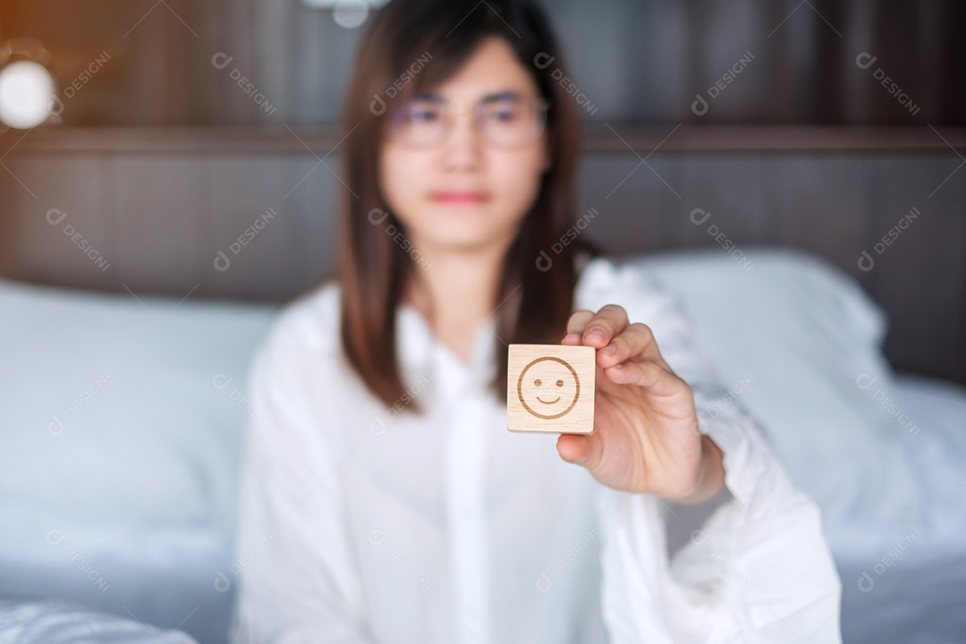 Mulher feliz segurando o bloco de rosto de emoção de sorriso.
