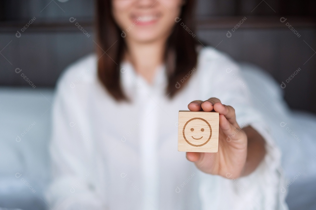 Mulher feliz segurando o bloco de rosto de emoção de sorriso.