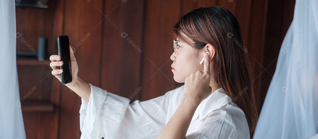 Mulher feliz usando telefone inteligente para videochamada, reunião feminina.