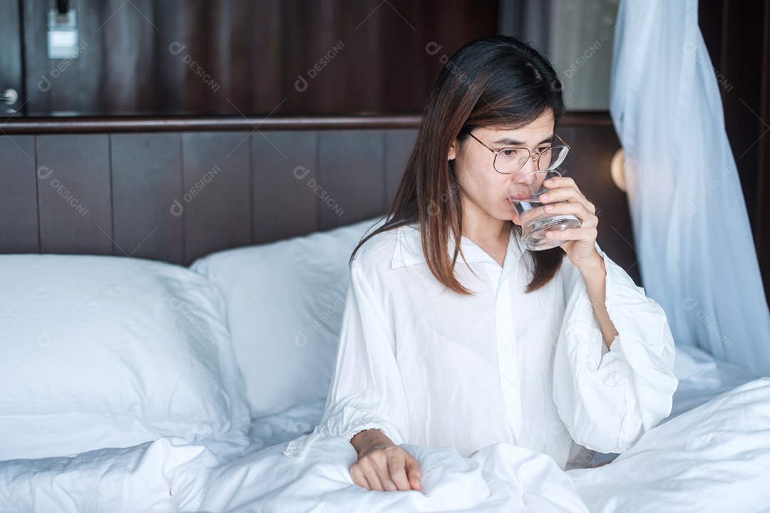 Mulher feliz segurando o copo de água, fêmea bebendo água pura.