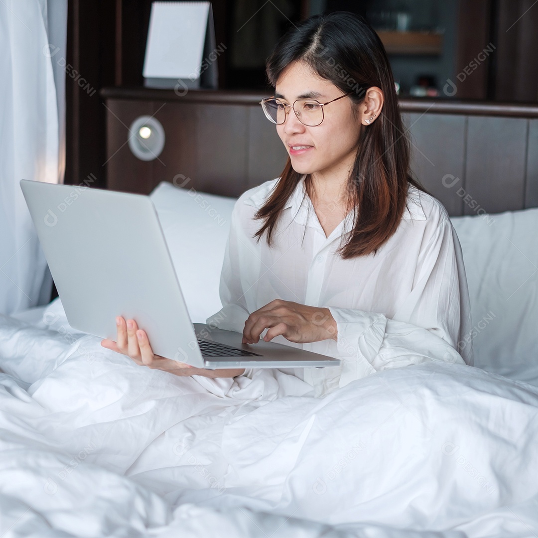 Mulher feliz usando laptop para trabalho, reunião feminina online.