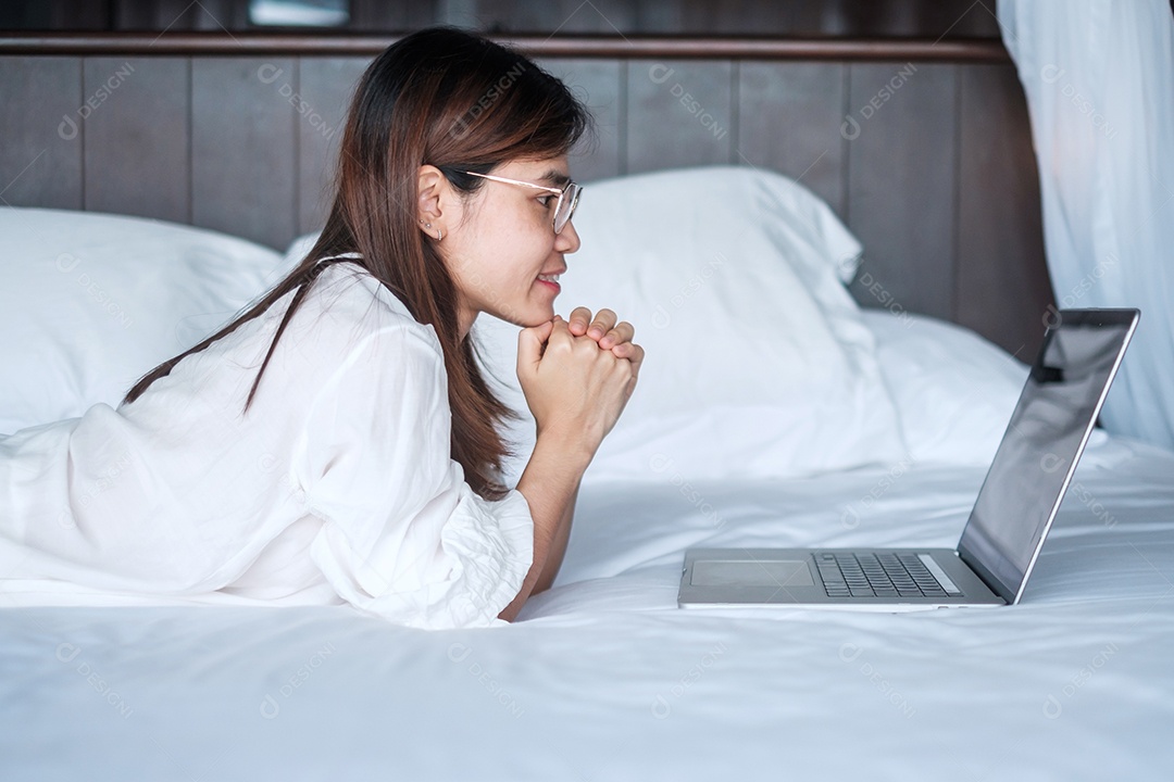 Mulher feliz usando laptop para trabalho, reunião feminina online.