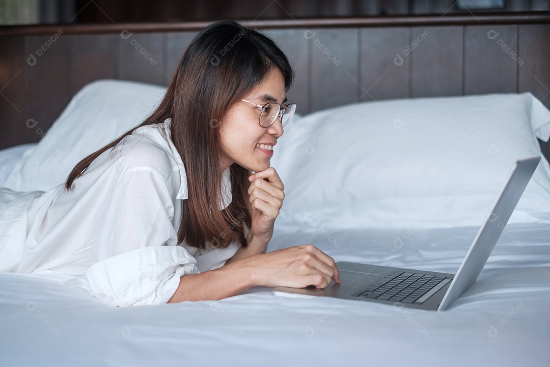 Mulher feliz usando laptop para trabalho, reunião feminina online.