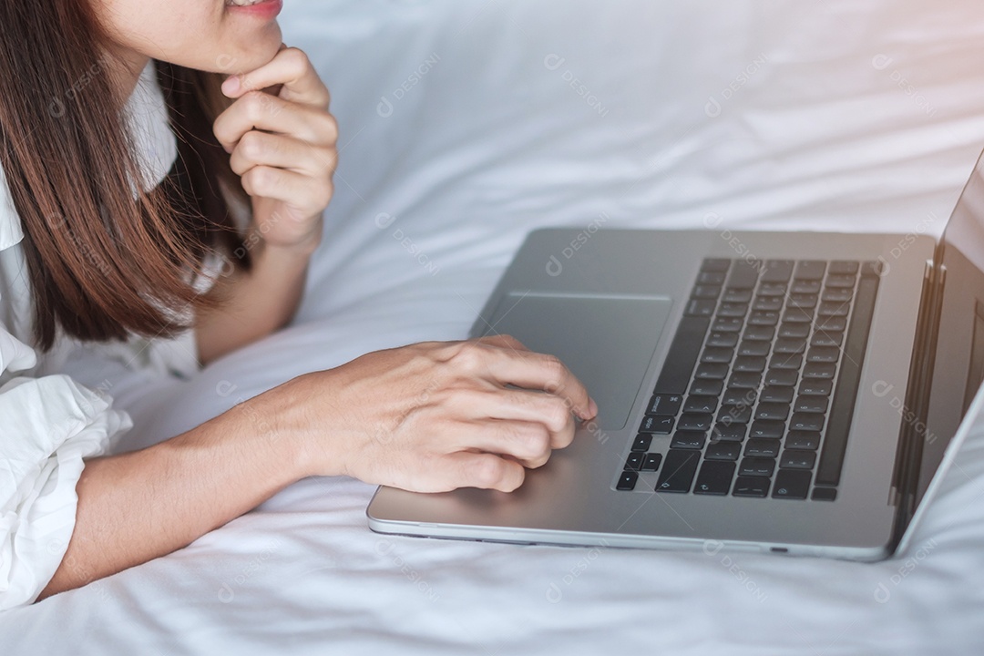 Mulher feliz usando laptop para trabalho, reunião feminina online.