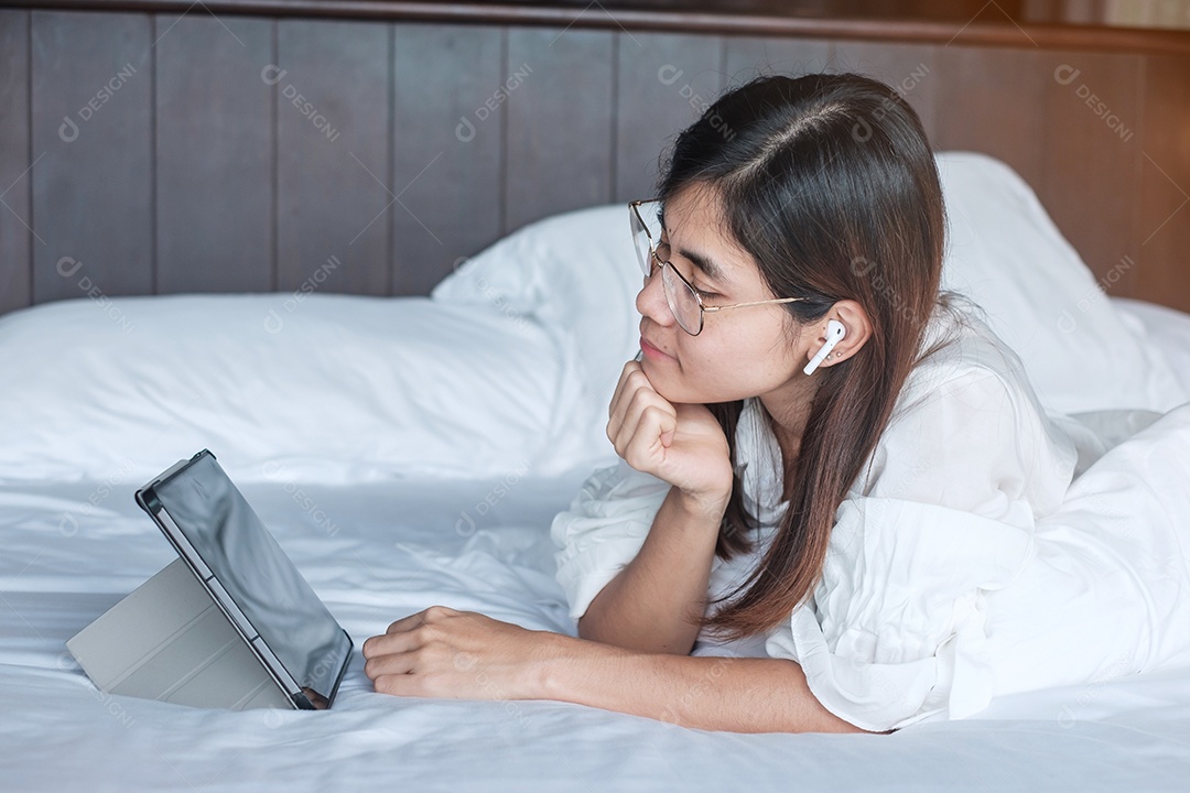 Mulher feliz usando tablet para mídia social, jovem mulher assistindo.