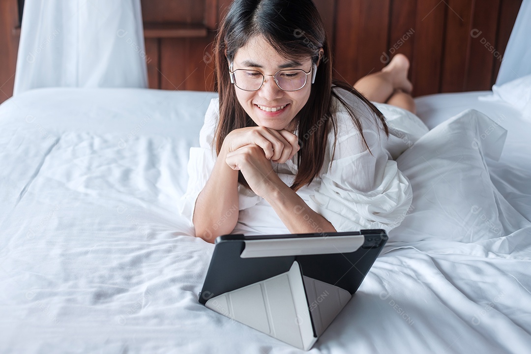 Mulher feliz usando tablet para mídia social, jovem mulher assistindo.