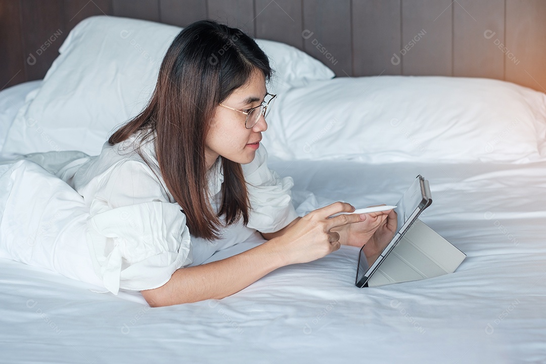 Mulher feliz usando tablet para mídia social, jovem mulher assistindo.