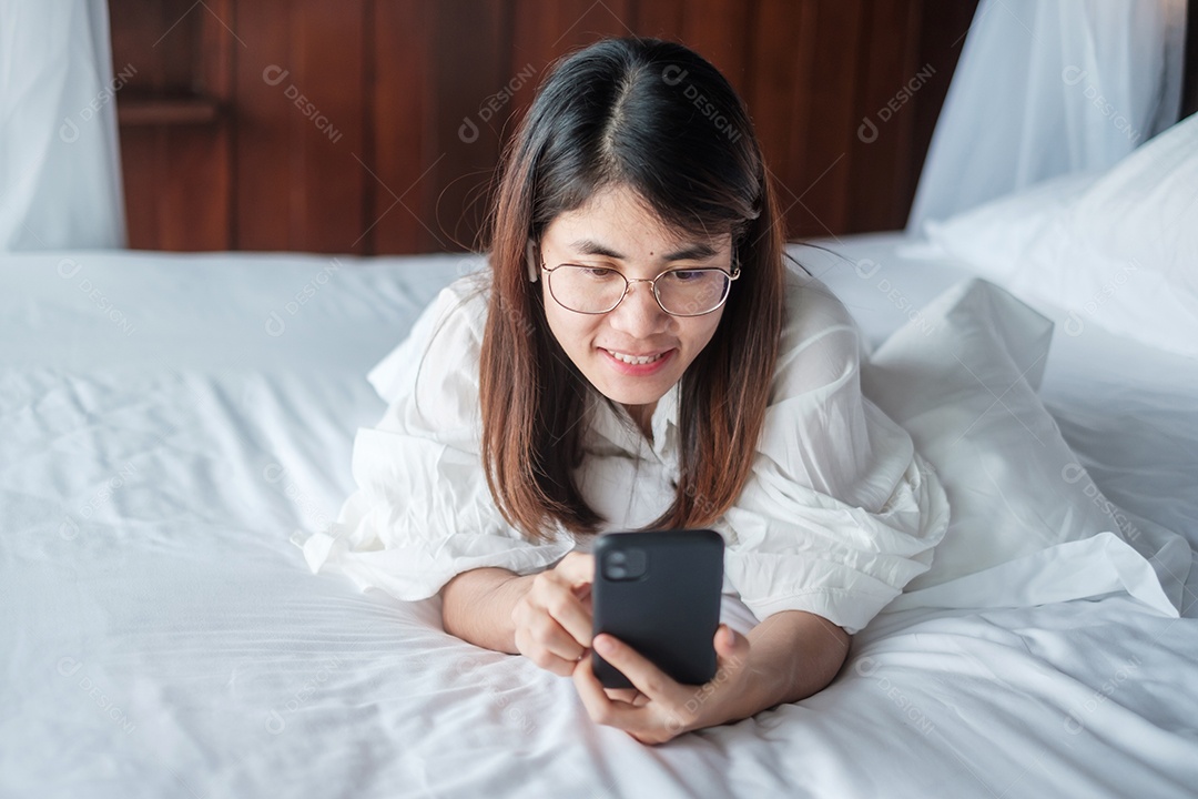 Mulher usando smartphone para mídia social, jovem mulher assistindo.