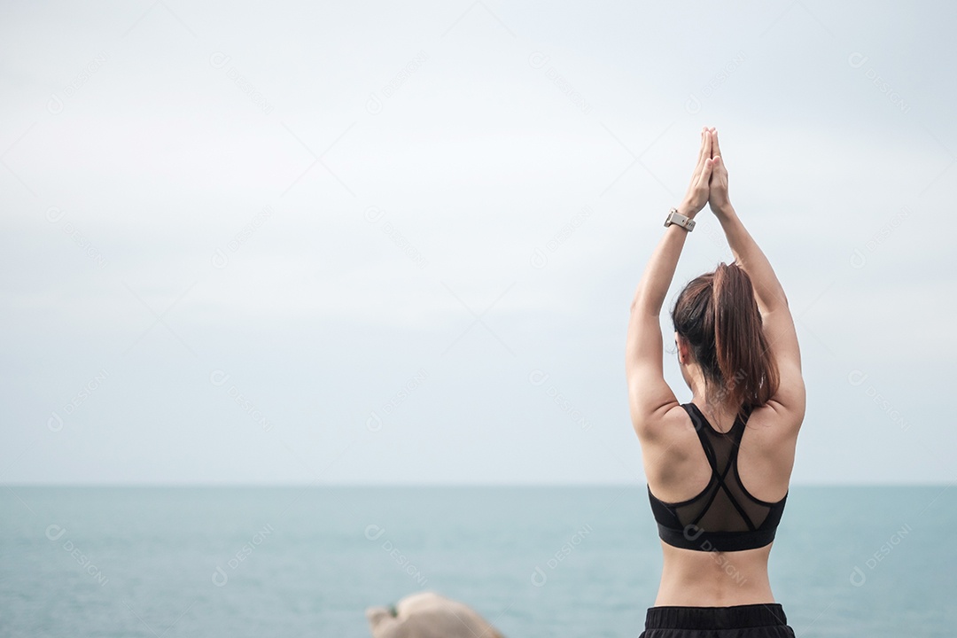 Jovem fazendo Yoga e alongamento muscular de manhã, saudável.