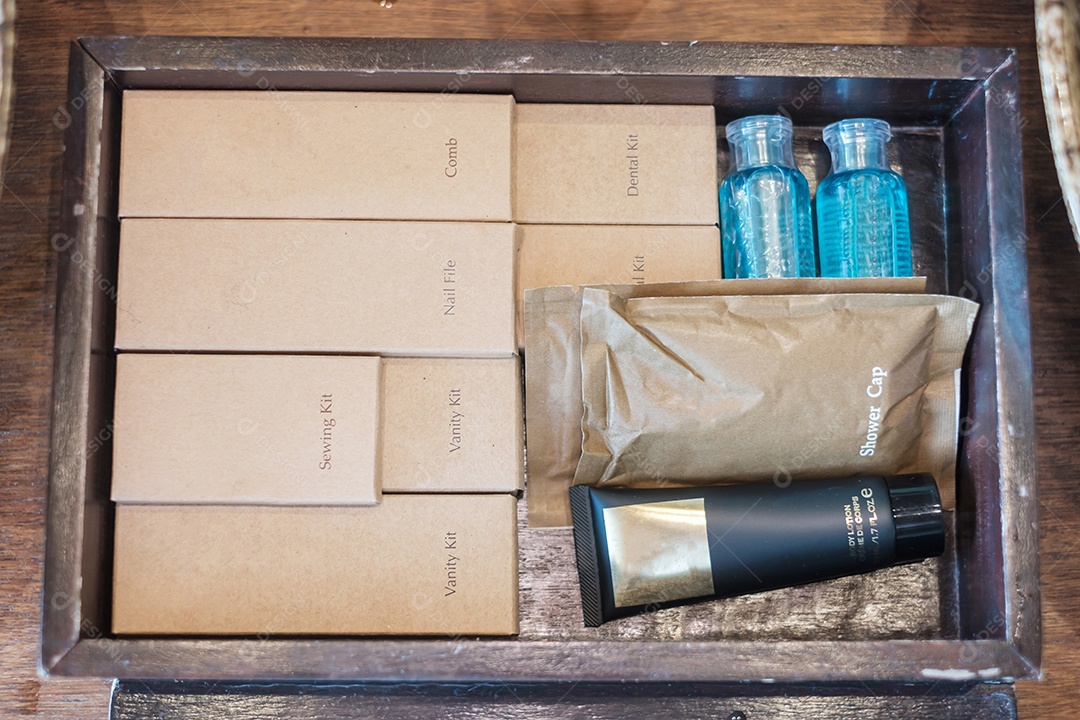 Artigos de higiene pessoal no banheiro do hotel de luxo ou casa moderna. Show de corpo.