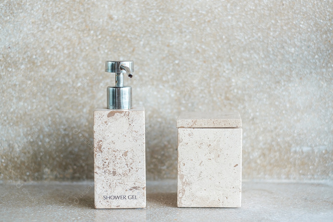 Garrafas de produtos de higiene pessoal no banheiro do hotel de luxo ou casa moderna.