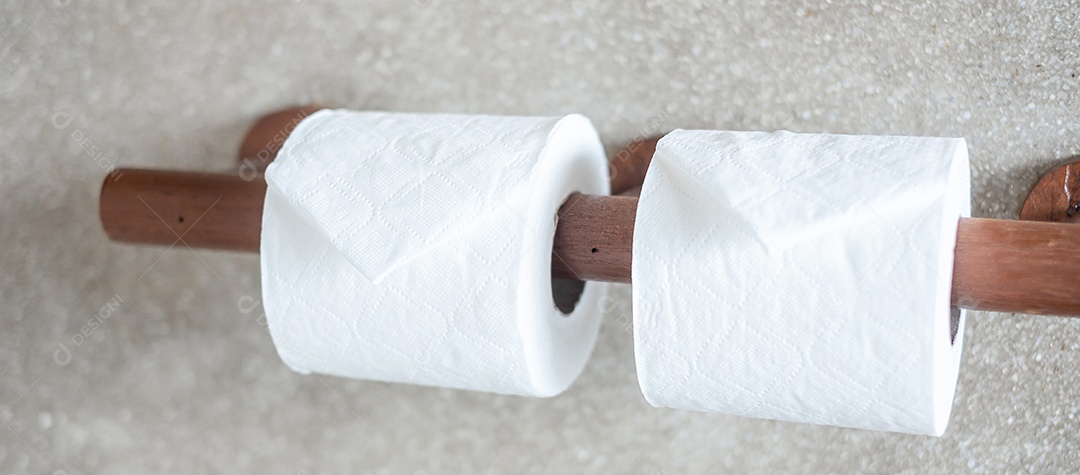 Mão de mulher puxando papel higiênico no banheiro. Conceito de limpeza, estilo de vida e higiene pessoal