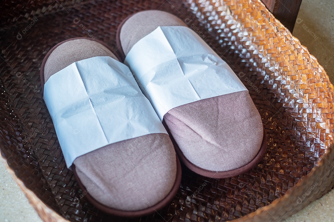 Chinelos de suavidade limpos no fundo do chão no hotel de luxo ou em casa moderna. Relaxe e viaje o conceito