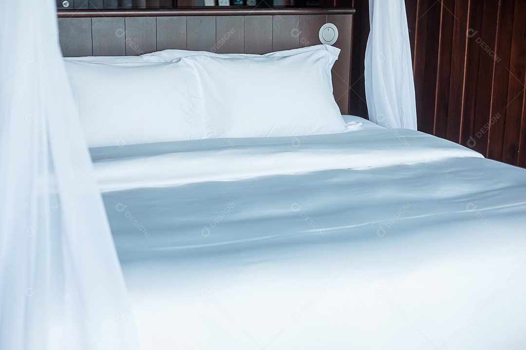 Travesseiros limpos na cama no quarto de hotel de luxo ou em casa moderna. Conceitos de sono, relaxamento e férias