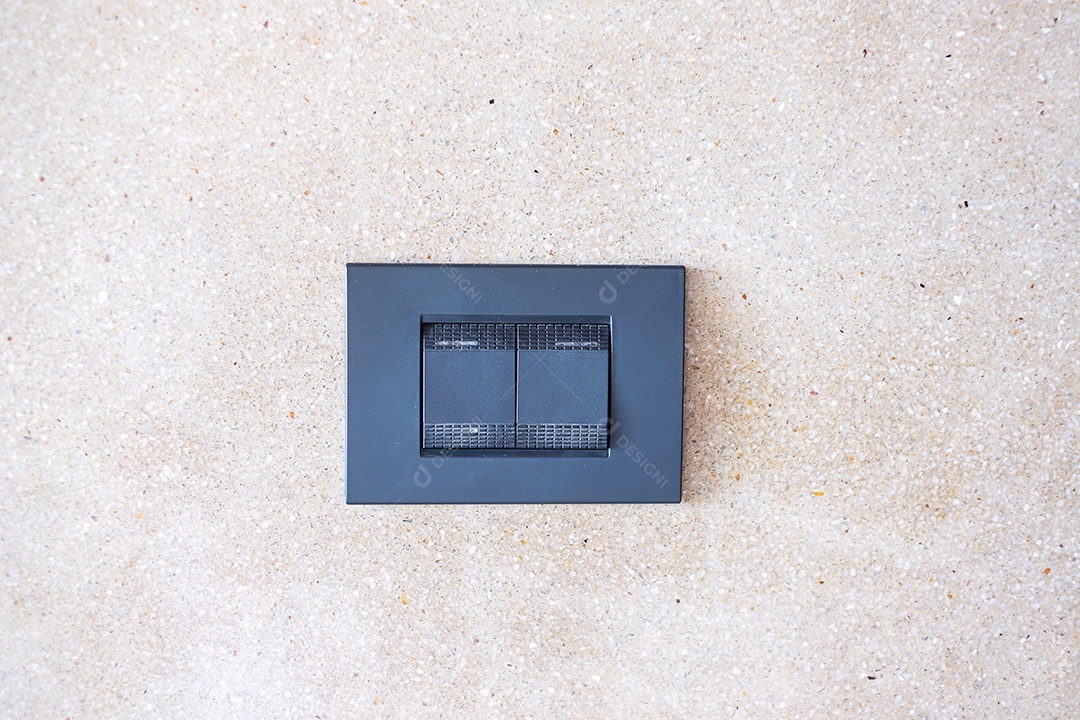 Dedo ligar ou desligar o interruptor de luz na parede em casa. Conceitos de economia de energia, energia, eletricidade e estilo de vida