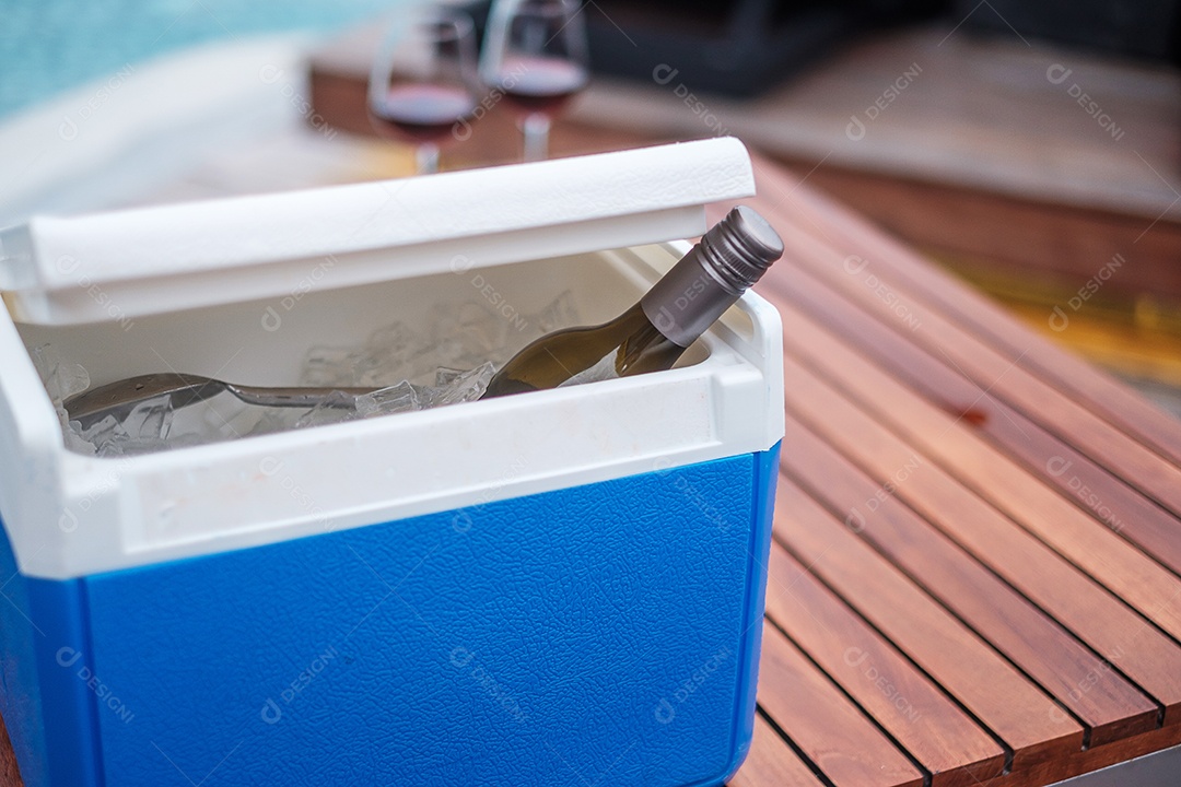 Garrafa de vinhos tintos perto da piscina. Viagens de verão, férias, férias e conceito de fim de semana feliz