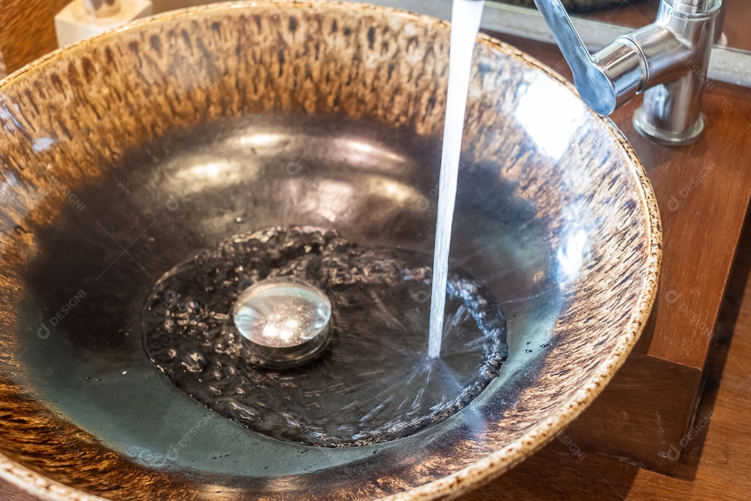 Lavatório no banheiro moderno e bonito.