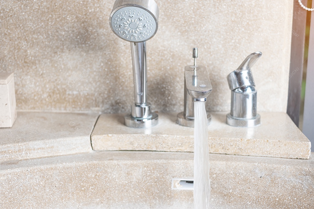 Água fluindo com banheira moderna e bonita.