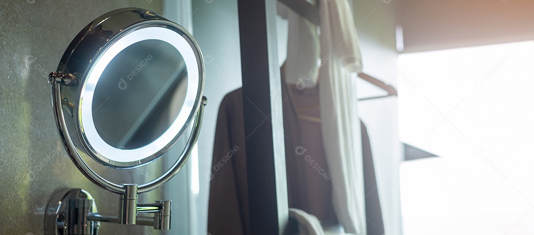 Espelho de luz para maquiagem no banheiro.