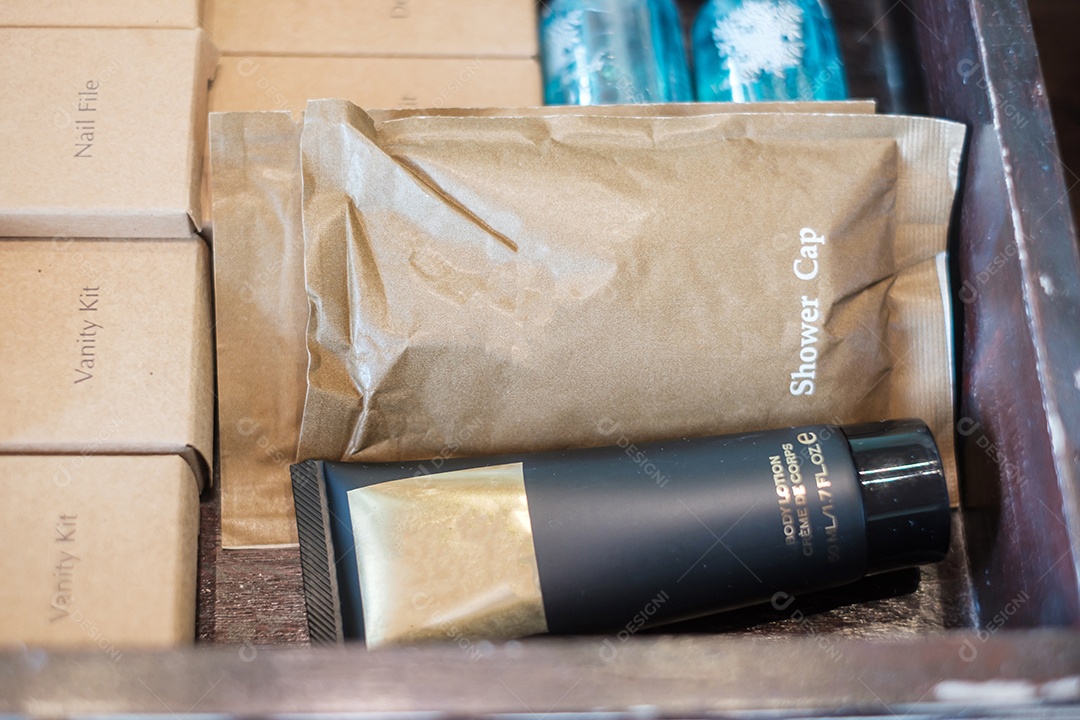 Artigos de higiene pessoal no banheiro do hotel de luxo ou casa moderna. Show de corpo.