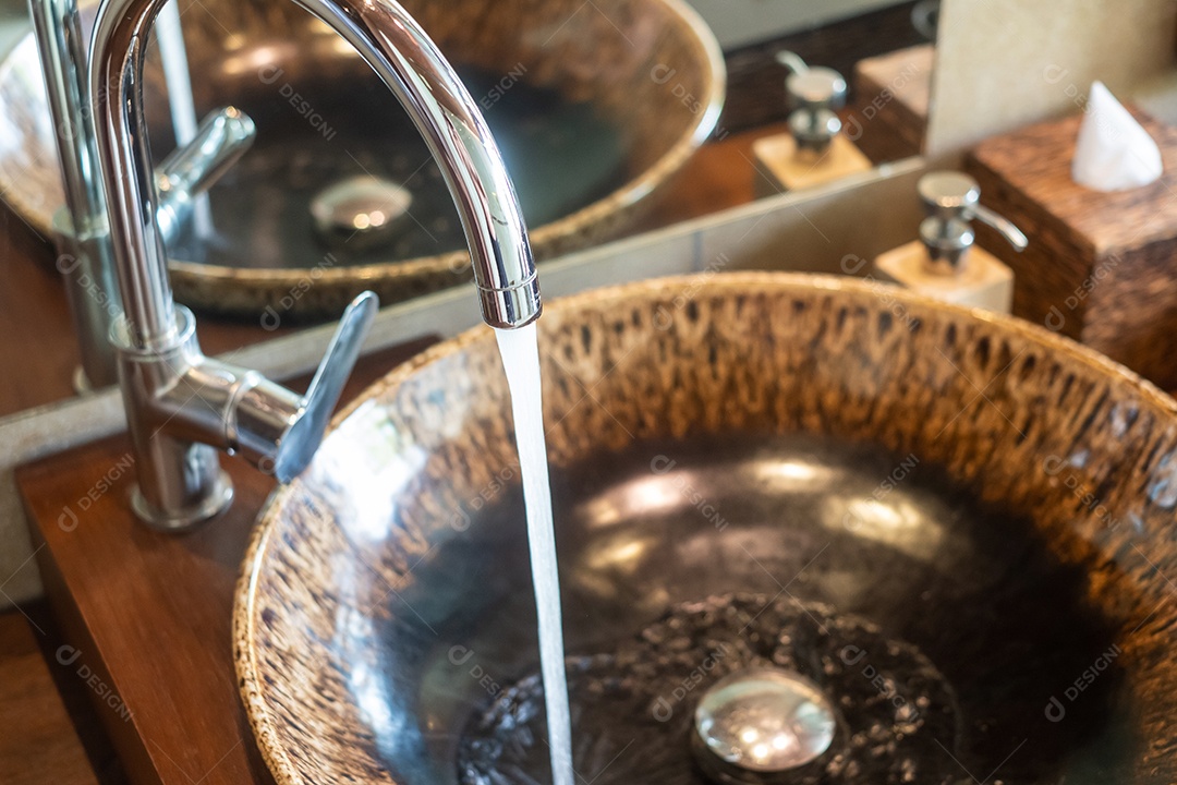 Lavatório no banheiro moderno e bonito.