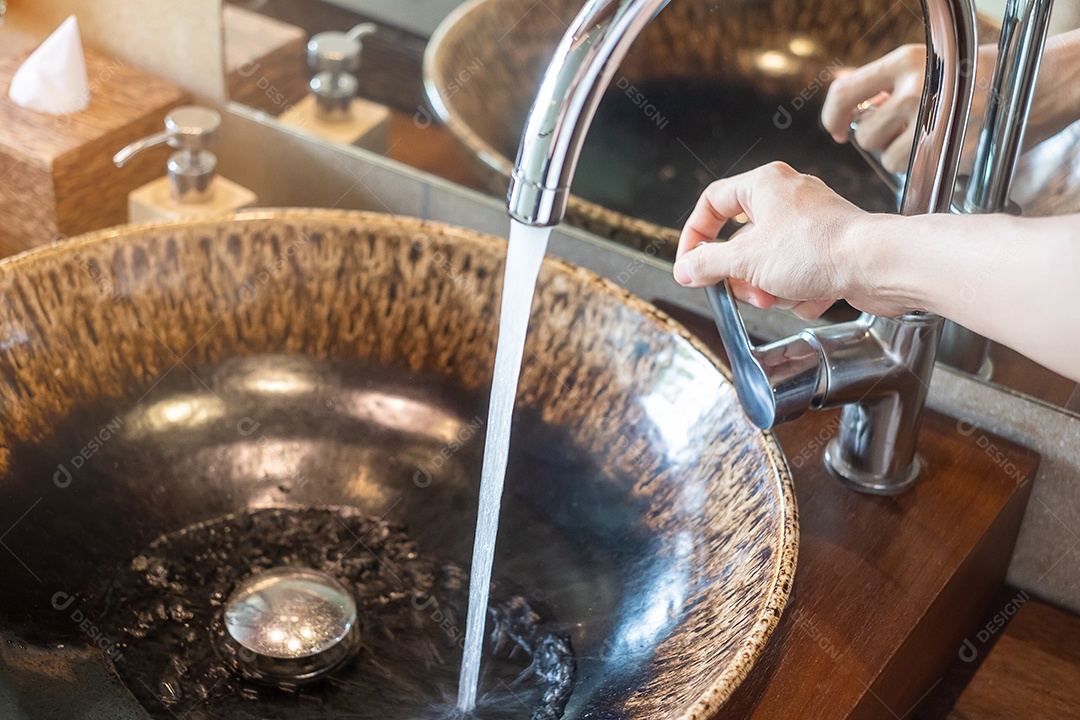 Lavatório no banheiro moderno e bonito.