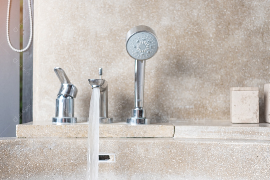 Água fluindo com banheira moderna e bonita.