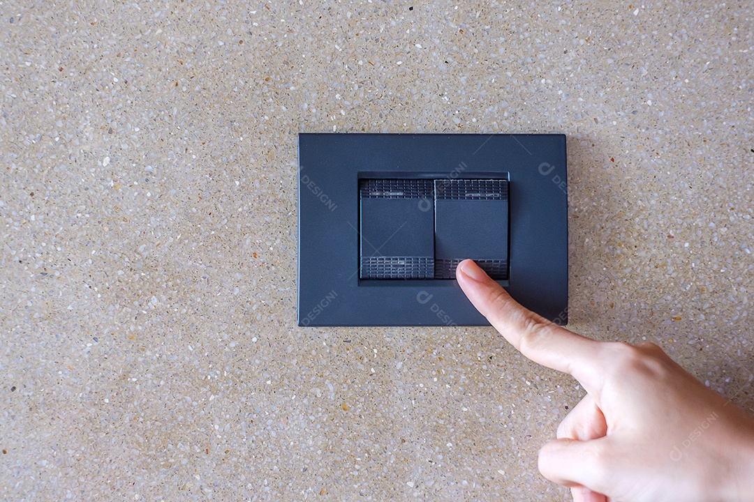 Dedo ligar ou desligar o interruptor de luz na parede em casa. Conceitos de economia de energia, energia, eletricidade e estilo de vida