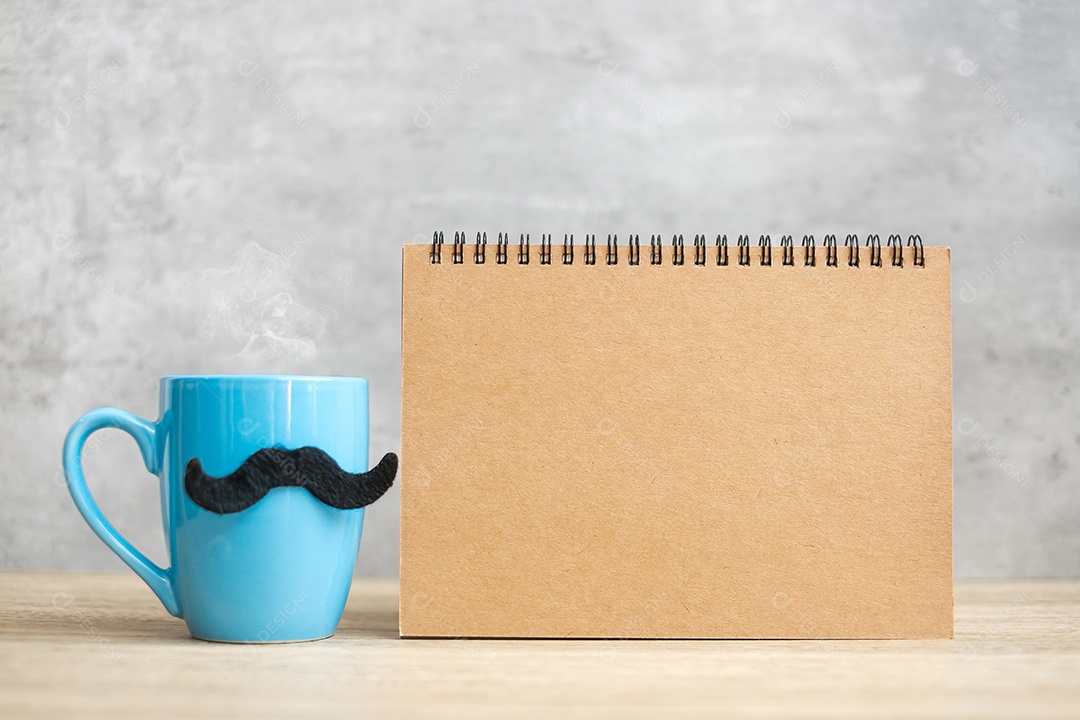 Xícara de café azul ou caneca de chá com decoração de bigode preto.