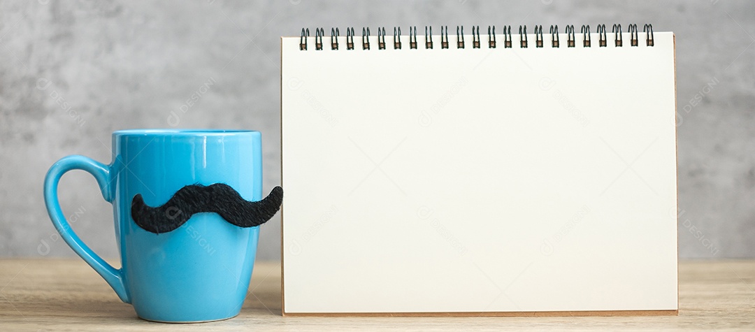 Xícara de café azul ou caneca de chá com decoração de bigode preto.