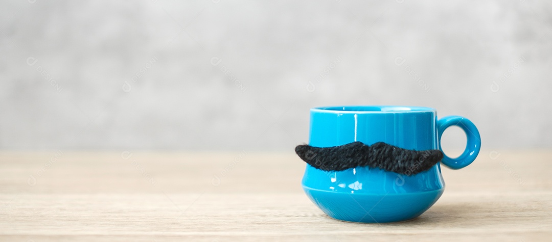 Calendário de 1 de novembro, xícara de café azul ou caneca de chá e decoração de bigode preto na mesa.