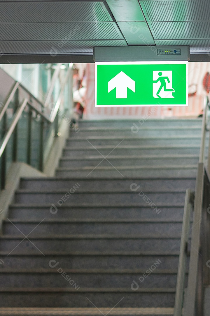 Sinal de saída de emergência de incêndio na parede dentro do prédio na estação de trem do metrô. Conceito de segurança.