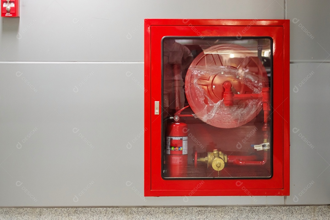 Extintor de incêndio e sistema de bomba de água no fundo da parede,