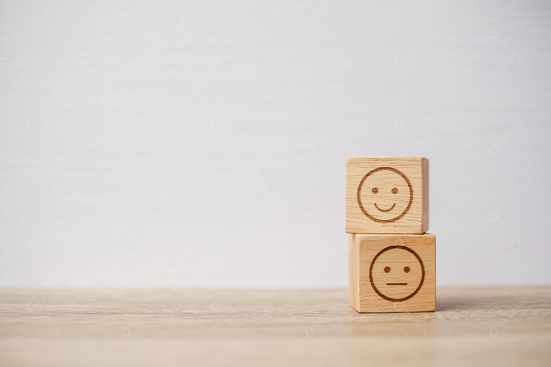 Símbolo de rosto de emoção em blocos de madeira. humor, classificação de serviço, classificação.