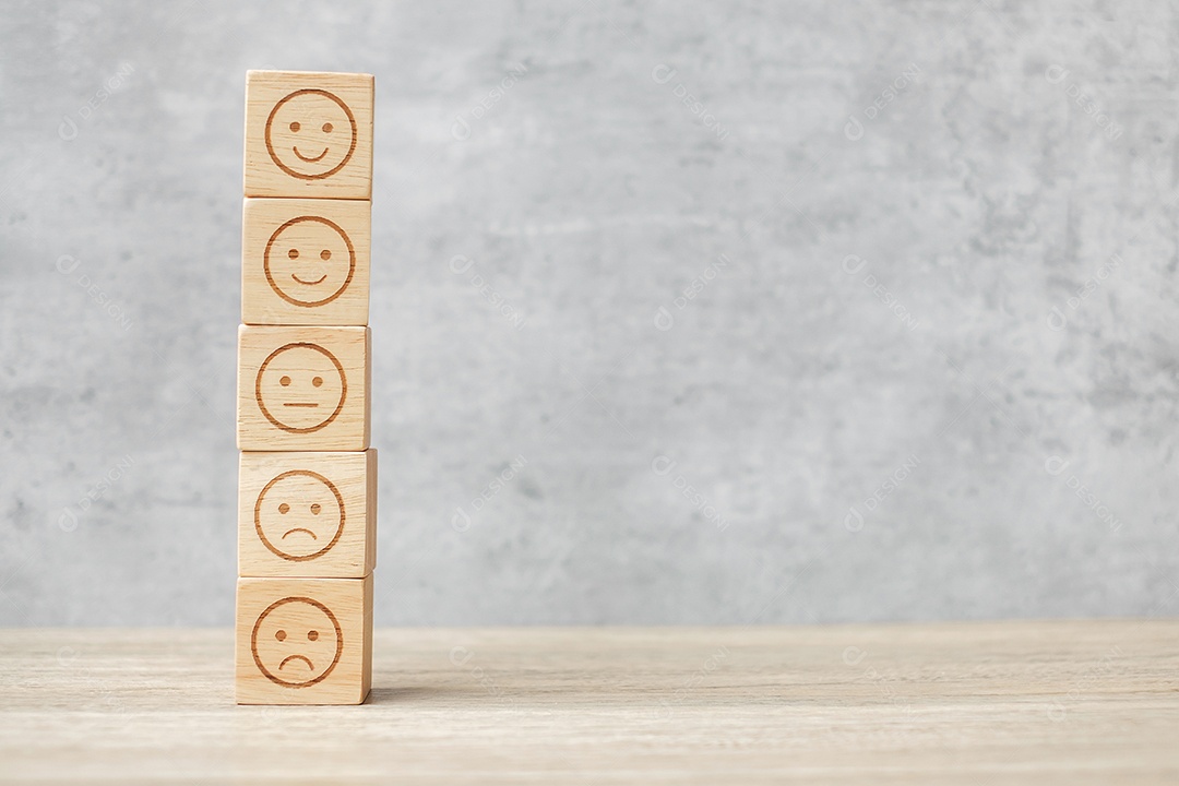 Símbolo de rosto de emoção em blocos de madeira. humor, classificação de serviço, classificação.