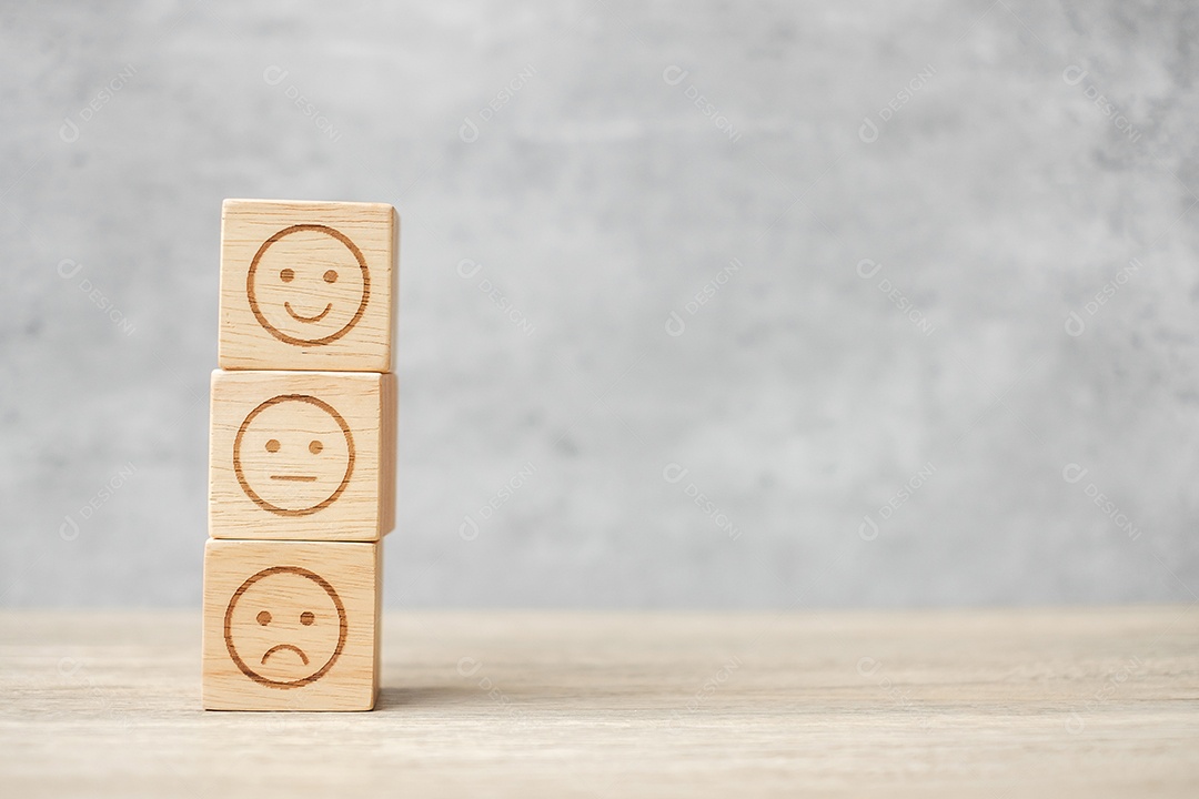 Símbolo de rosto de emoção em blocos de madeira. humor, classificação de serviço, classificação.